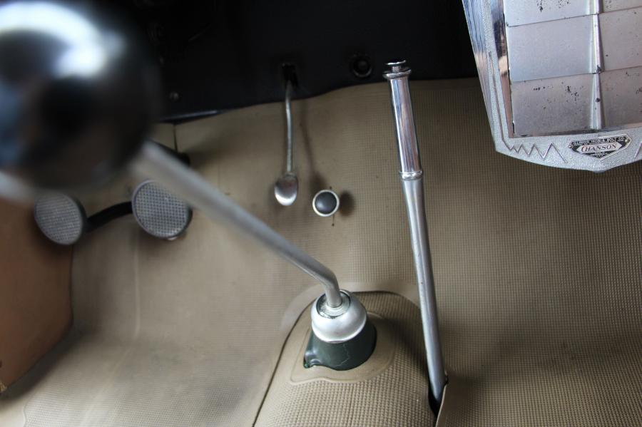 Детали интерьера Ford V8 Deluxe Tudor Sedan (40/700) 1937 года  (фото 16 из 22)